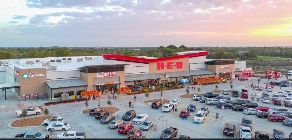 Manvel Town Center is just minutes away with shopping and restaurants opening weekly.