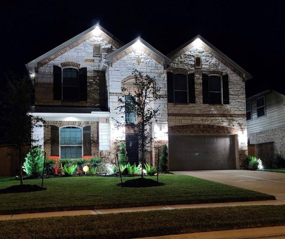 Located on one of the most desired blocks in Lakes of Savannah North this stunning property shines with landscape lighting and soffit lighting.