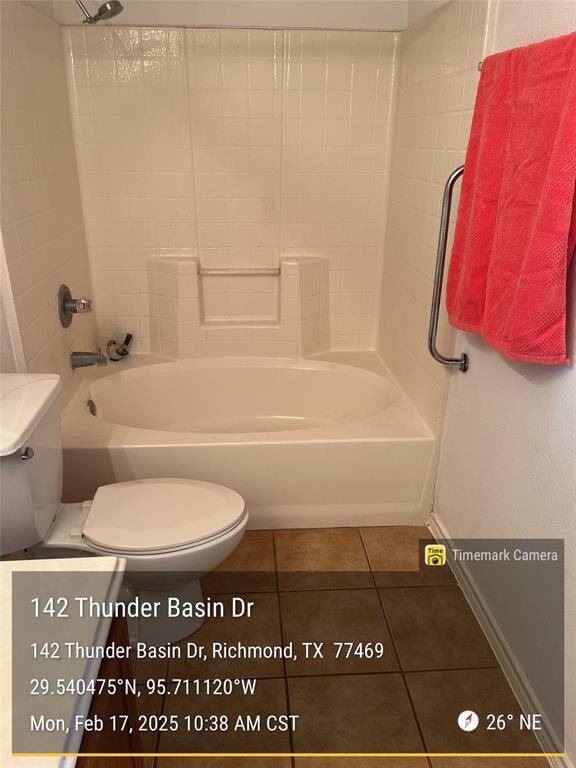 Soaking tub in the Master Bathroom.