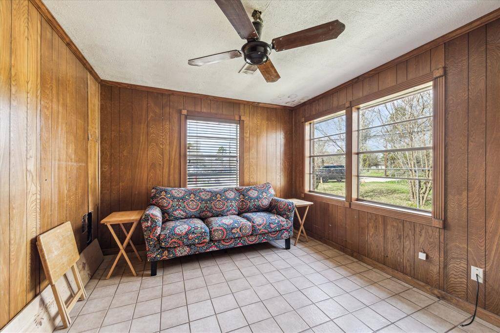 This could be a 3rd bedroom or study. (no closet)