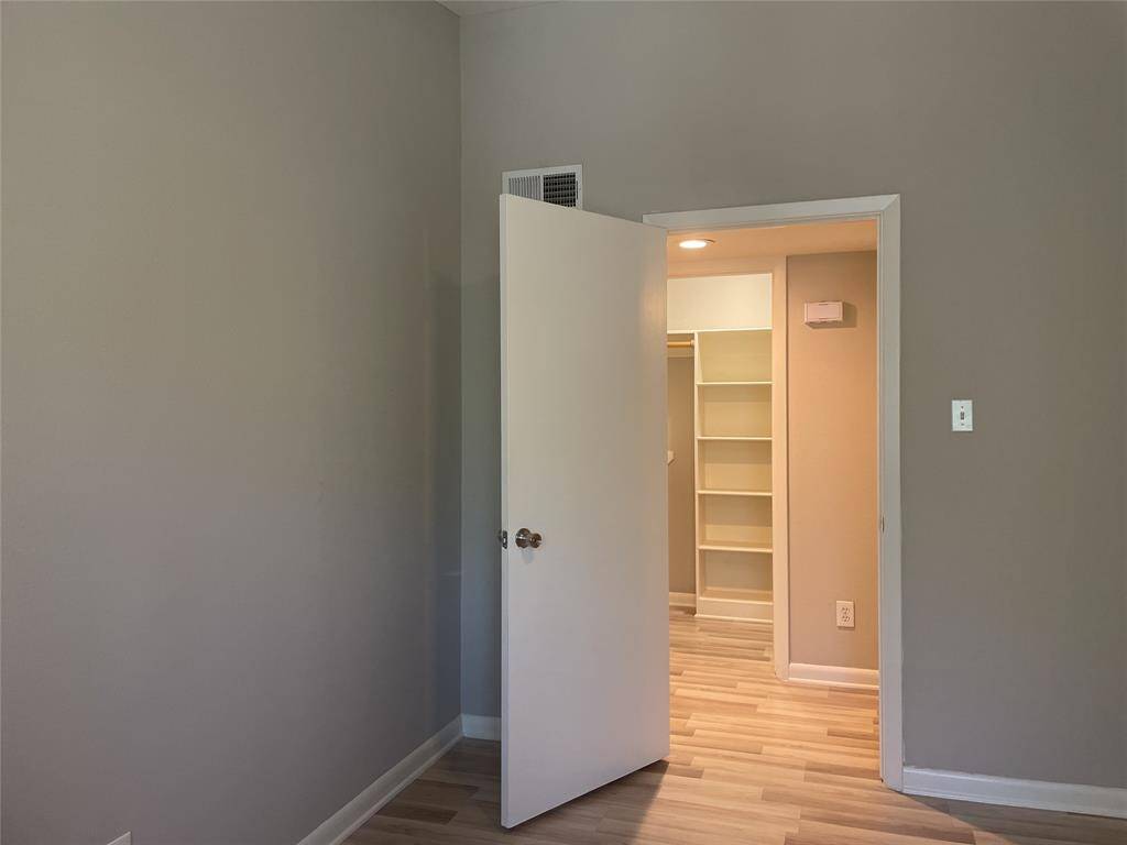 Bedroom access to walk-in closet