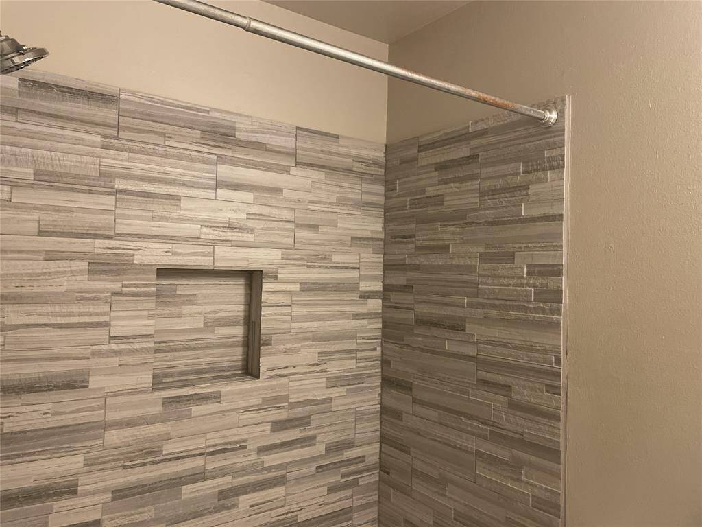Fully tiled shower/ tub combination