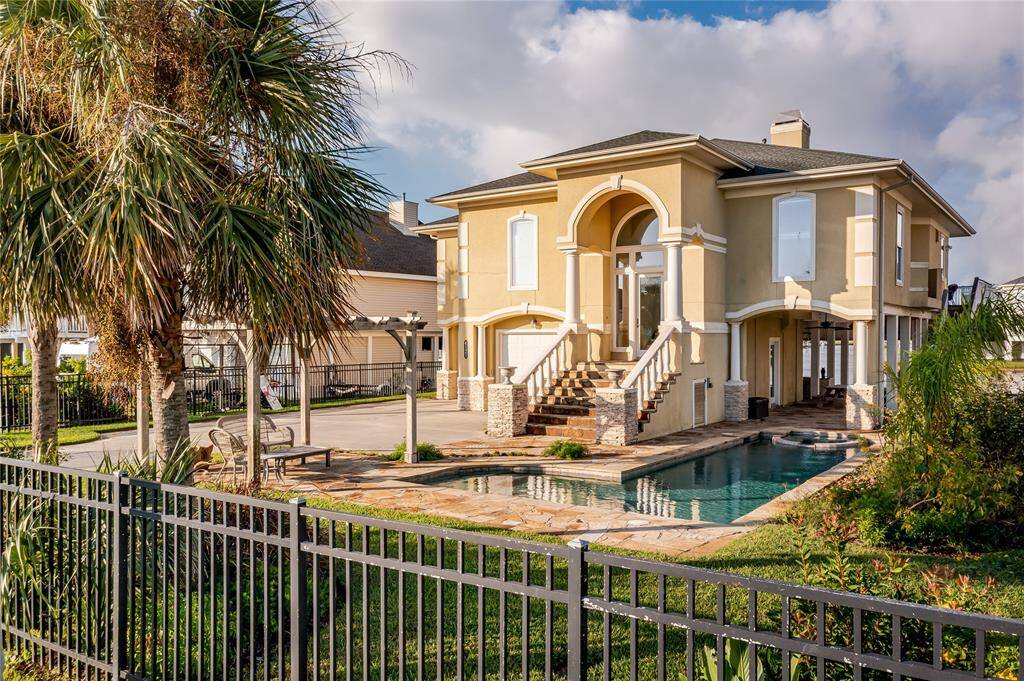 Front of house / pool