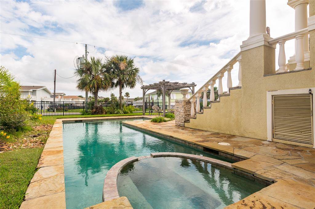 Heated inground pool / hot tub
