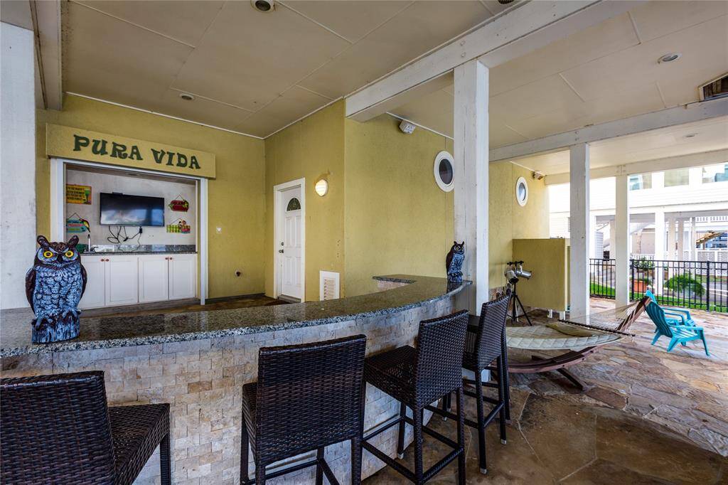 Outdoor kitchen area / canal side