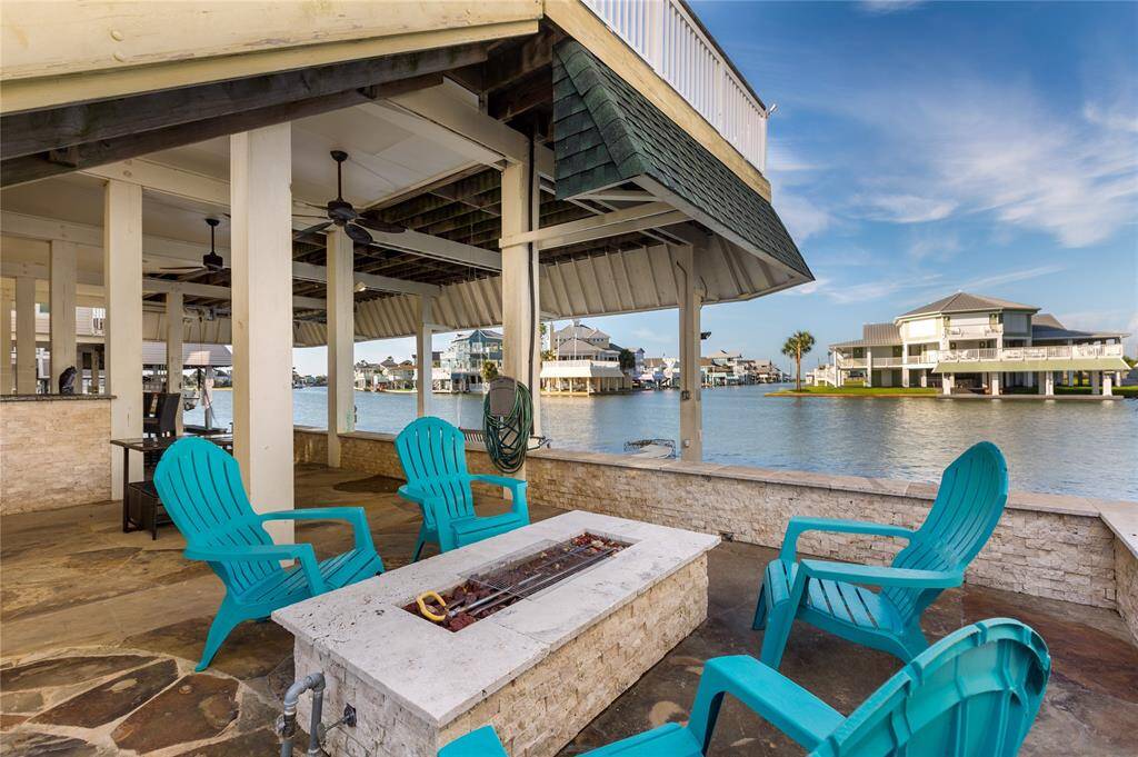 Outdoor firepit / canal side