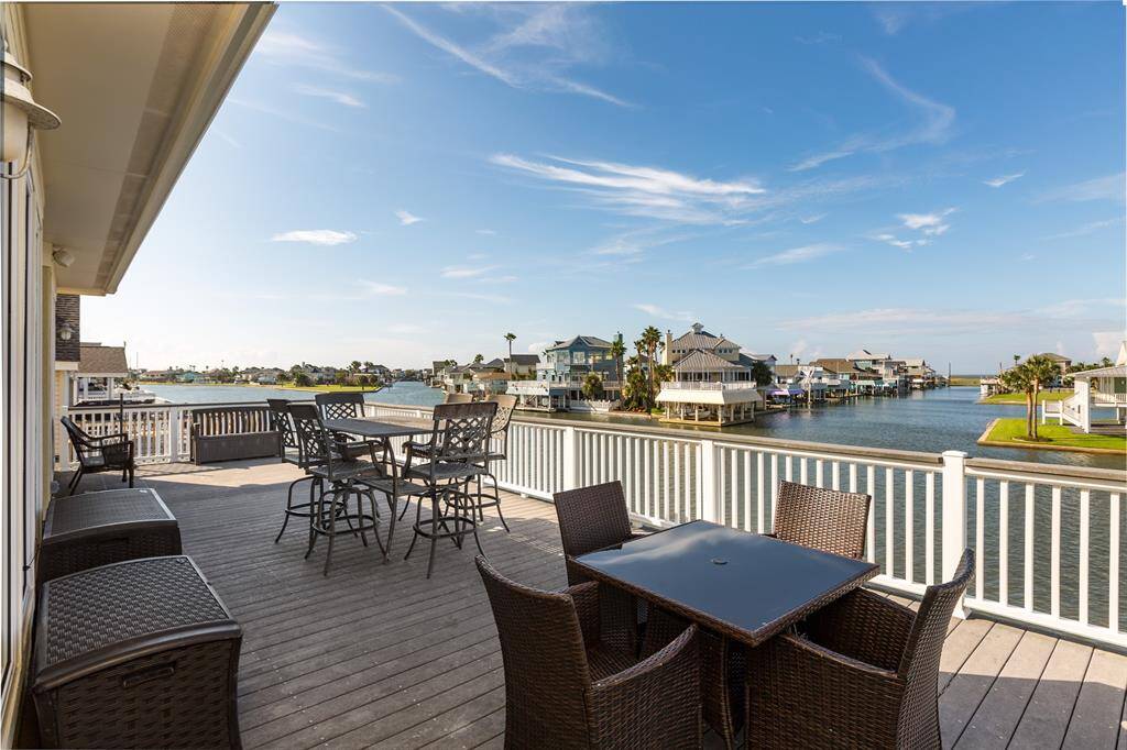 Deck / canal side