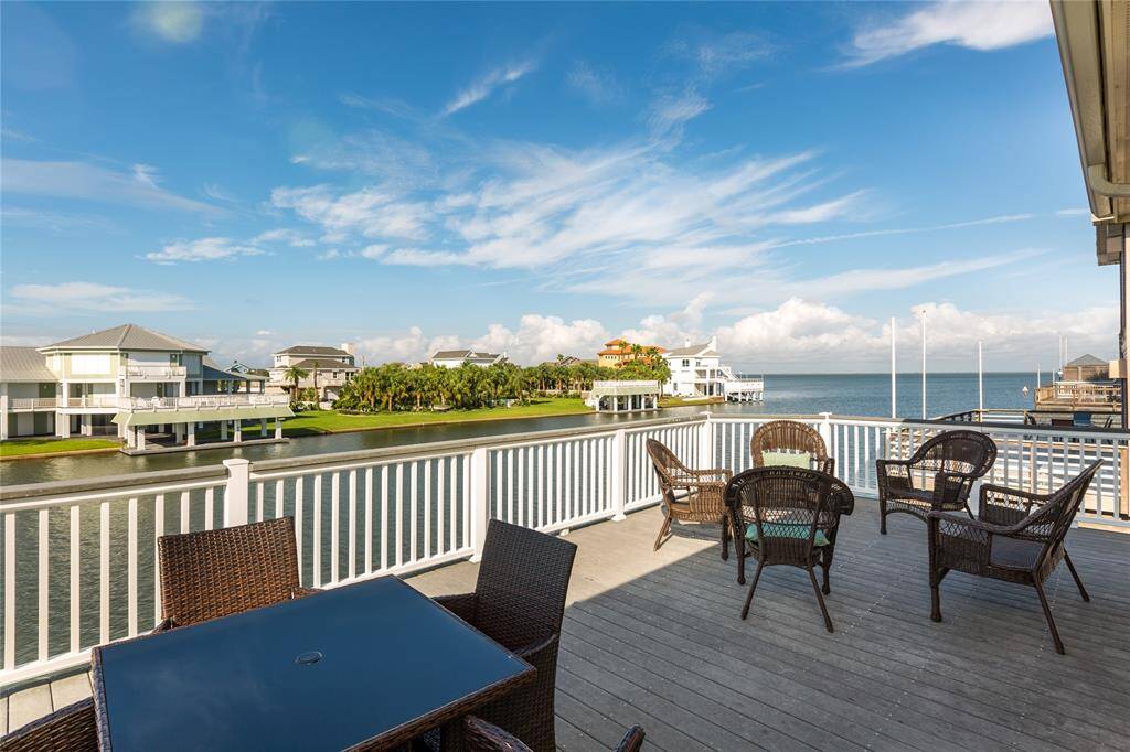 Deck / canal side