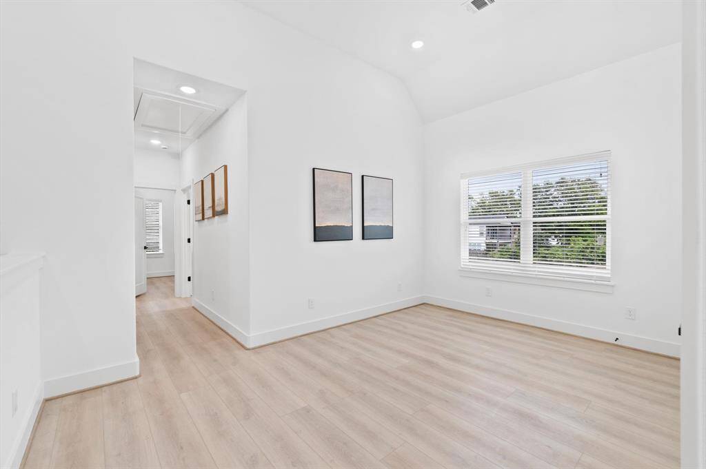 Second floor flex space: home office, den, game room, you name it to feel your needs!