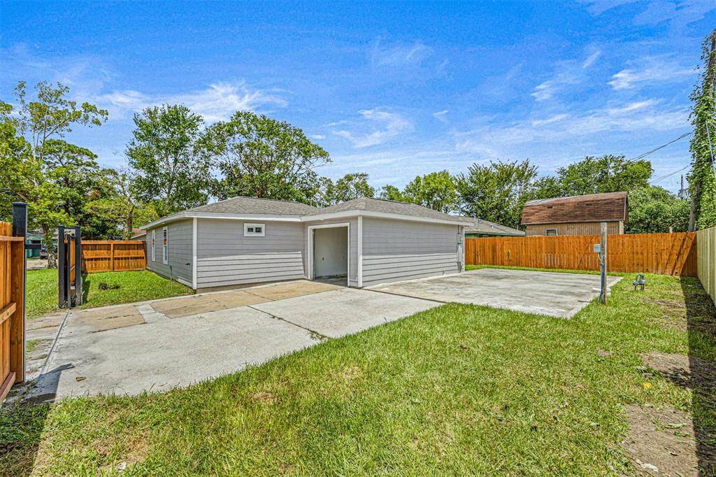 Arv connection ready and parking or ready to built a small room and airbnb.