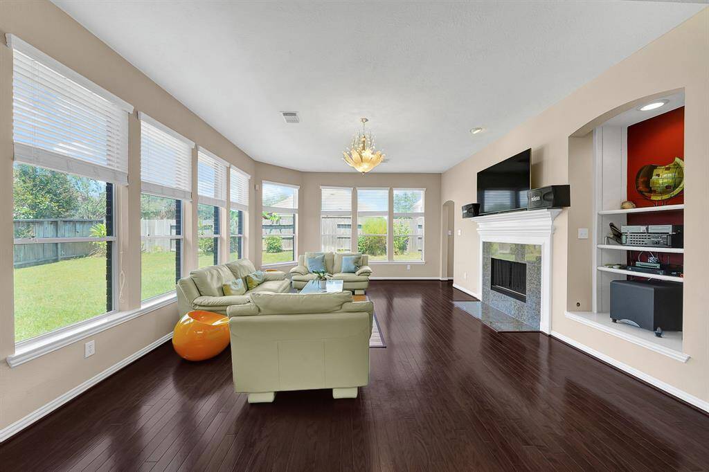 Alternate view of the livingroom