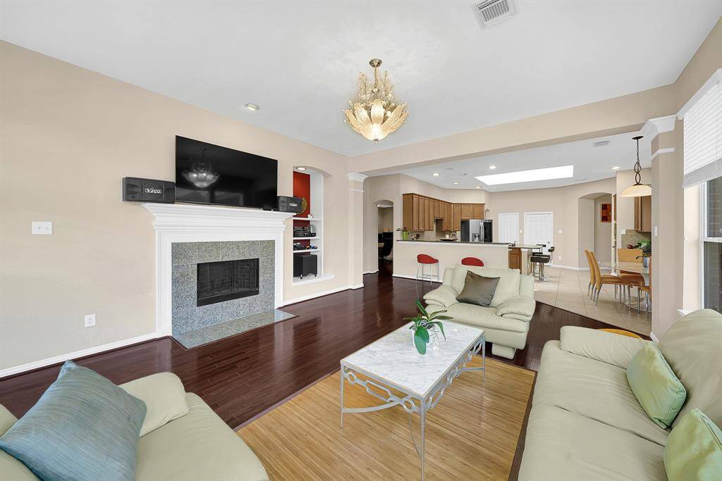 Alternate view of the livingroom