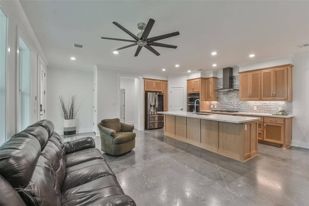 Open and spacious floor plan, ideal for entertaining