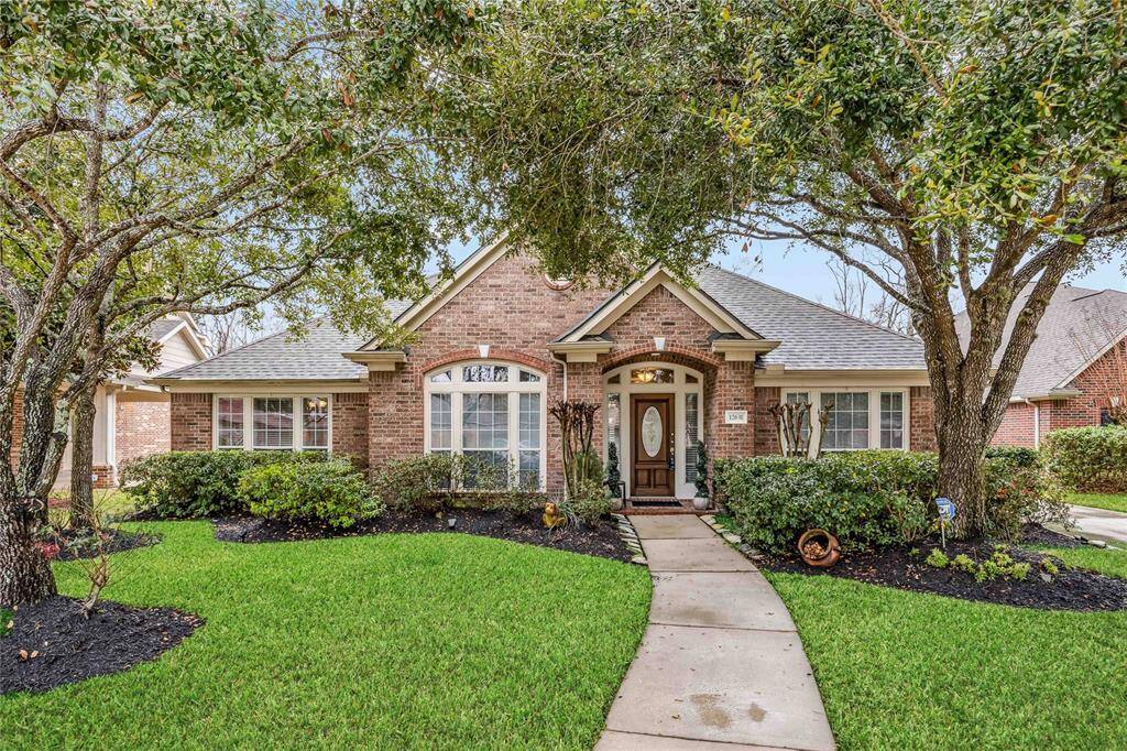 12631 Winding Manor Drive in Summerwood. Spacious 1.5 story home on a greenbelt.