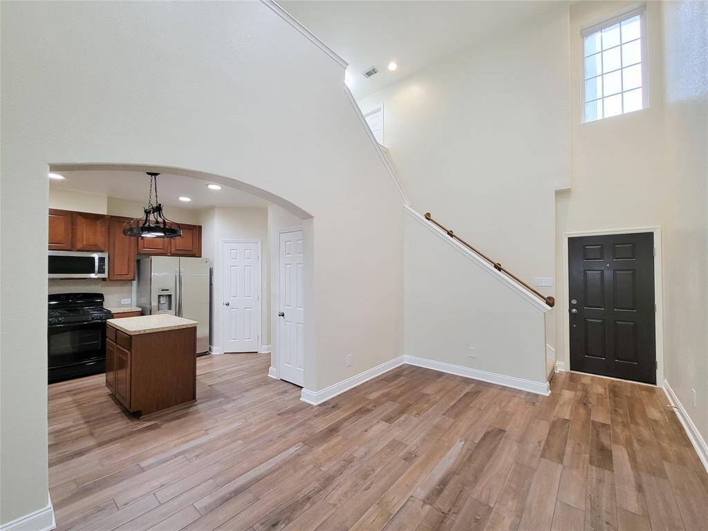 Beautiful flooring and lots of wall space! This is an artist's dream!