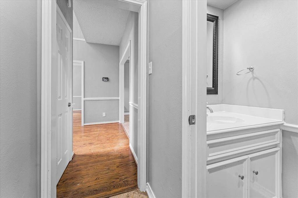 Hallway/Half Bath
