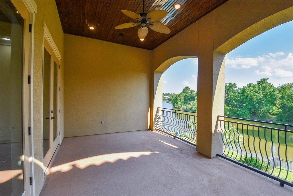 Large 2nd floor balcony, perfect for entertaining or relaxing.