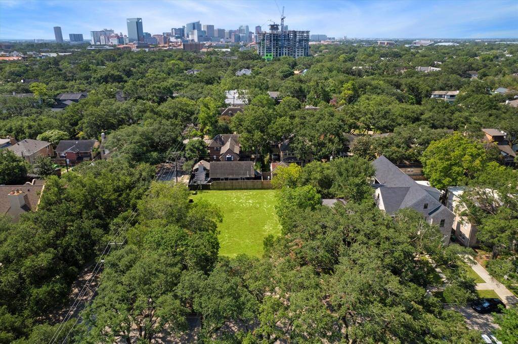 Corner lot in Blvd Oaks.