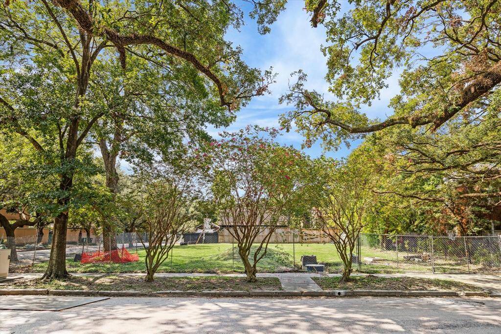 Oak trees surround the lot at sidewalks.