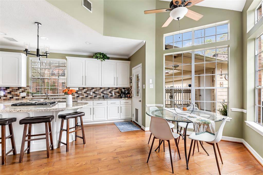 LOVE those floor to ceiling windows with all the natural light in the breakfast area!