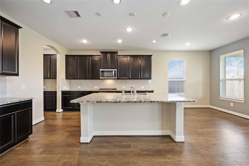Kitchen with large island