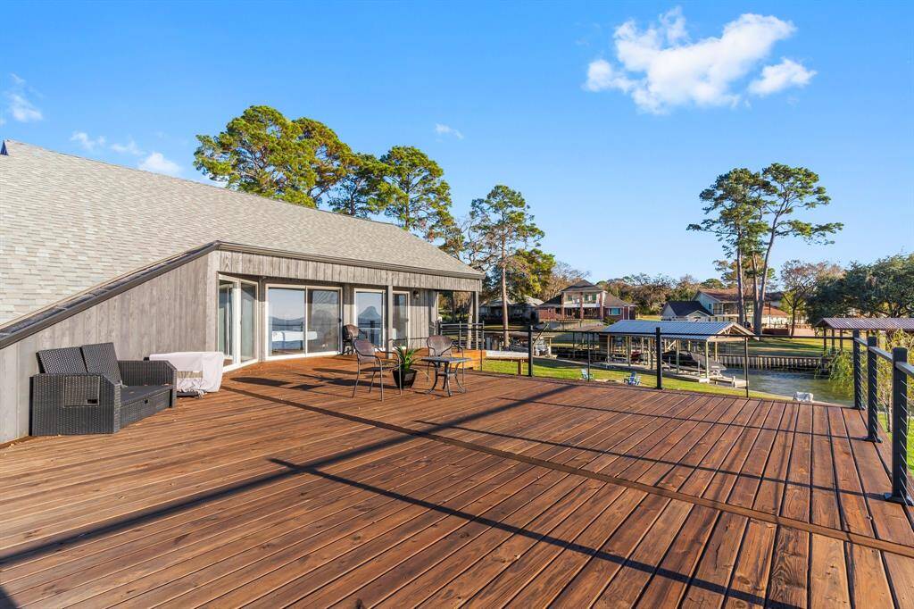 Another view of this huge deck
