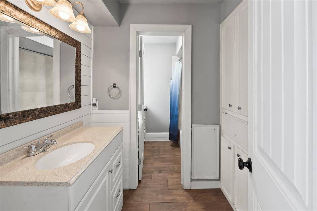 Secondary Bathroom Upstairs