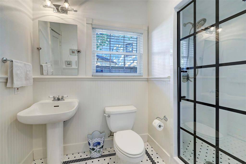 First floor updated full bathroom.