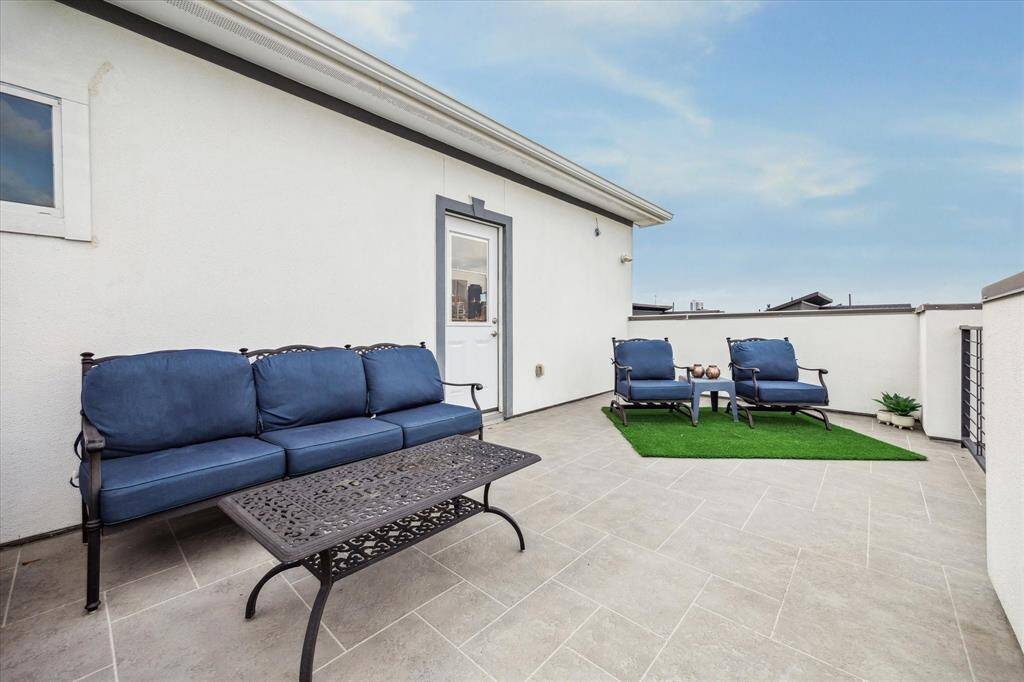 Perched on the 4th floor, this expansive 23' x 11' rooftop deck offers a private retreat with breathtaking views of downtown Houston. Whether sipping morning coffee or hosting an evening gathering, this versatile outdoor space provides the perfect setting for relaxation and entertainment. With ample room for lounge seating, dining, and more, this rooftop escape is ideal for soaking in the city skyline, enjoying the fresh air, or unwinding under the stars.