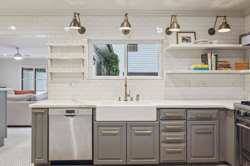 Tons of natural light in this happy kitchen!