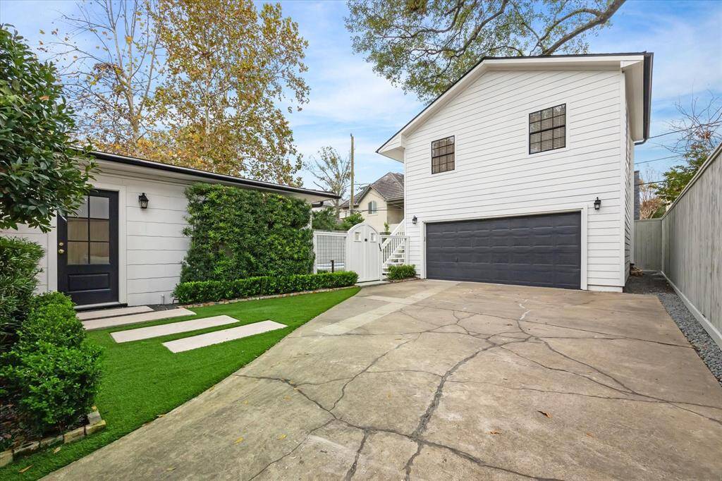 Side yard/driveway separate from the pool yard area