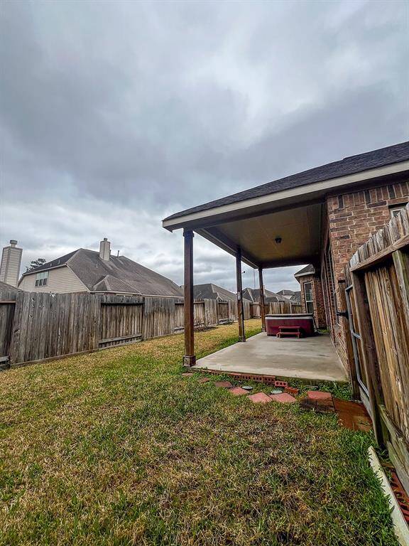 26059 N Kings Mill patio and back yard