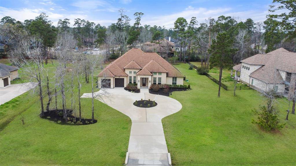 Plenty of space for guests on this circle driveway