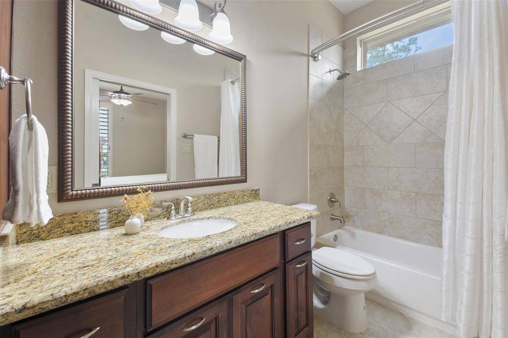 en suite bathroom with full tub/shower