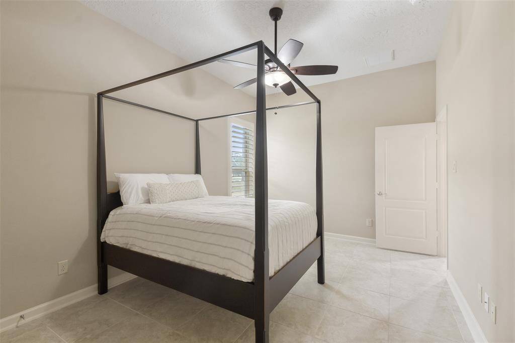secondary bedroom with another en suite bathroom