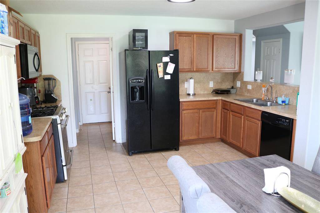 The kitchen design features rich caramel-colored cabinets that add warmth and elegance to the space. Equipped with a gas stove, it's perfect for those who love to cook, offering both style and functionality.