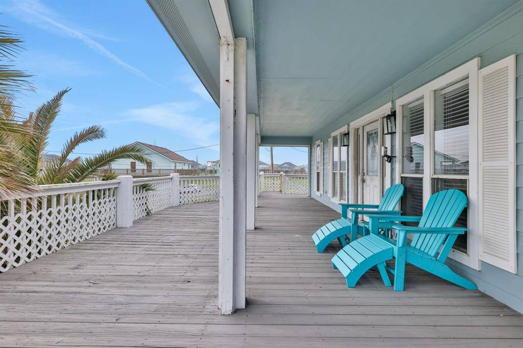 But the real magic? The wrap-around porch—the perfect spot to soak in the salty breeze and unwind with a drink in hand! ???? Plus, you’re just a short golf cart ride up Cobbs Cove to the beach or a quick drive via S. Stingaree Drive.