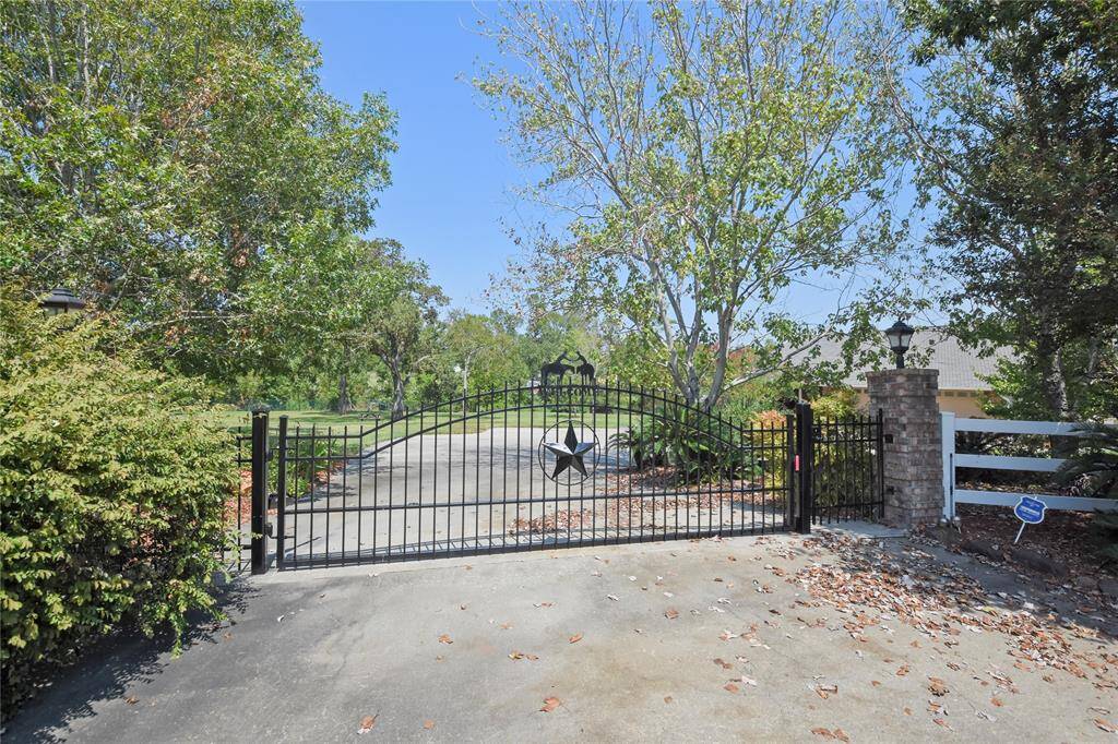 367 Fawn Road on beautiful Lake Livingston is an ideal family weekend getaway, or a lovely permanent residence also. There is a wonderful, spacious home awaiting on approximately 5.8 serene UNRESTRICTED acres.