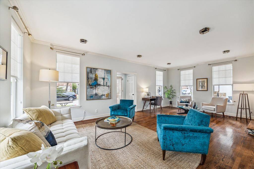 The expansive,open living area has lustrous hardwood flooring and incredible natural lighting.