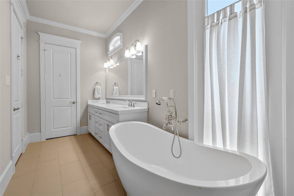 Double vanities and large soaking tub