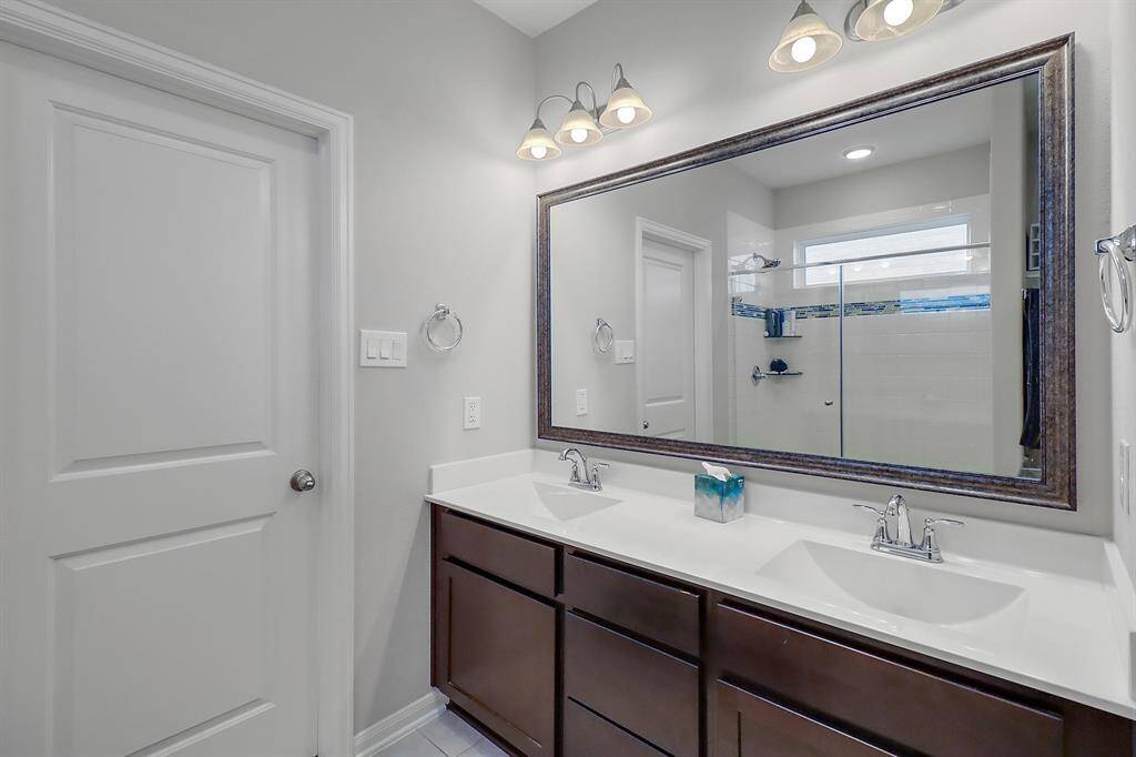 Double sinks in primary bathroom