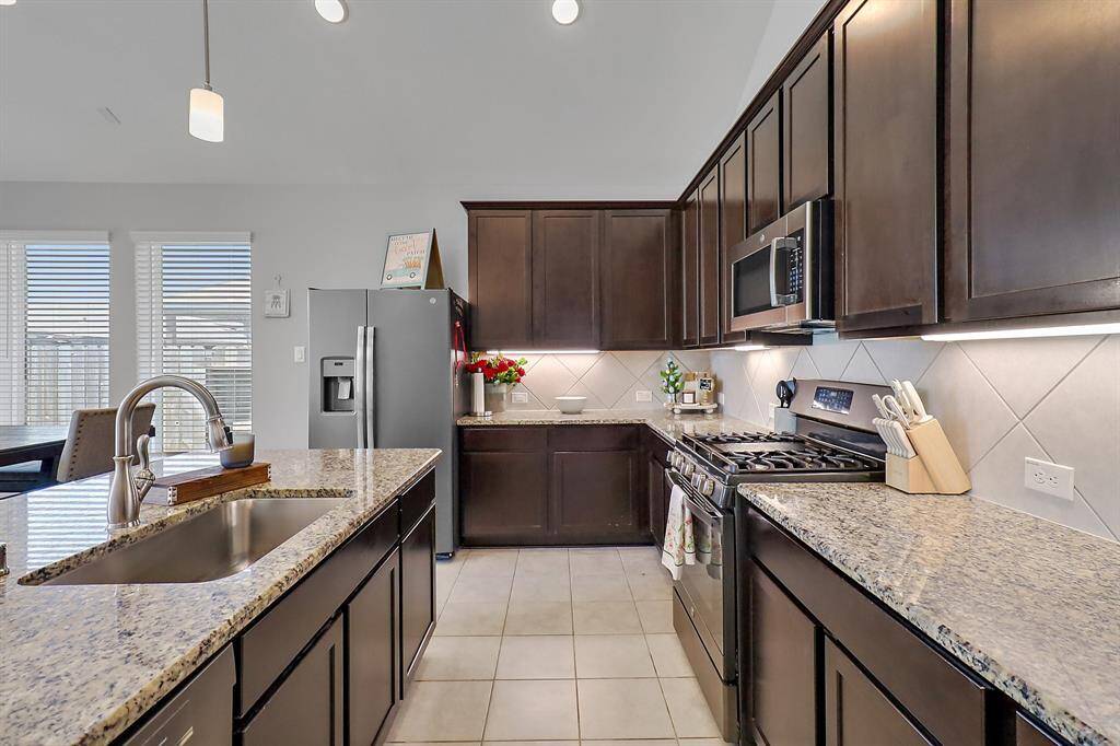 Lots of counter space in kitchen