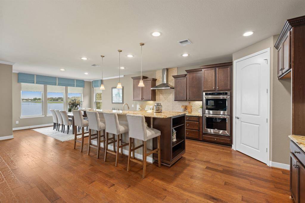 The layout promotes a sense of togetherness and allows for easy entertaining. The abundance of natural light creates a comfortable & visually appealing space. These stunning granite countertops, boasting the highest level available at the time of construction, are a testament to timeless elegance and exquisite craftsmanship.
