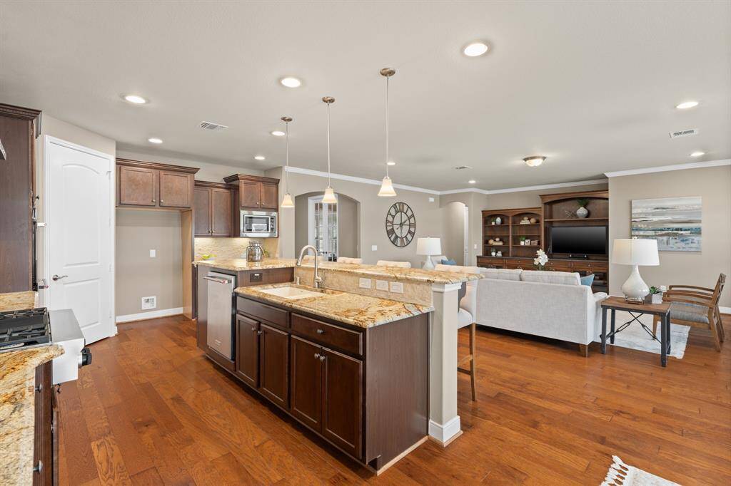 Top-tier cabinetry at its finest! These highest-level maple cabinets showcase superior craftsmanship, offering both beauty and durability. Soft-close drawers add a touch of luxury, while the stone backsplash perfectly complements the rich wood tones for a timeless, elegant look.