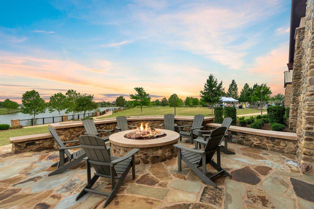 Here’s a perfect spot to sit with new friends and share what matters most in life. Fire pits create a cozy, inviting atmosphere that’s ideal for meaningful conversations and creating lasting memories.