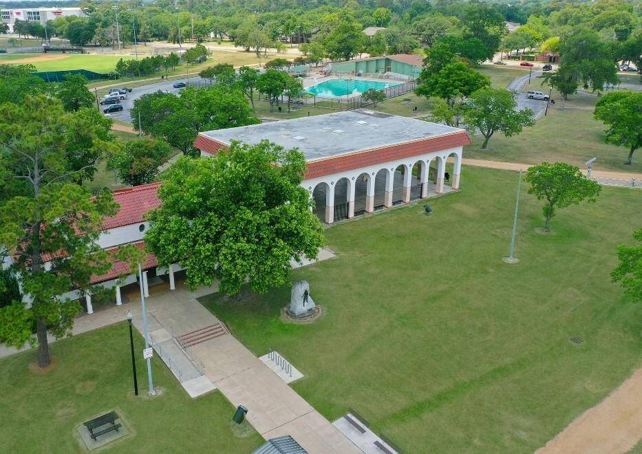 Live close to tennis courts, swimming pools, walking trails around the Bayou, and the Universities.