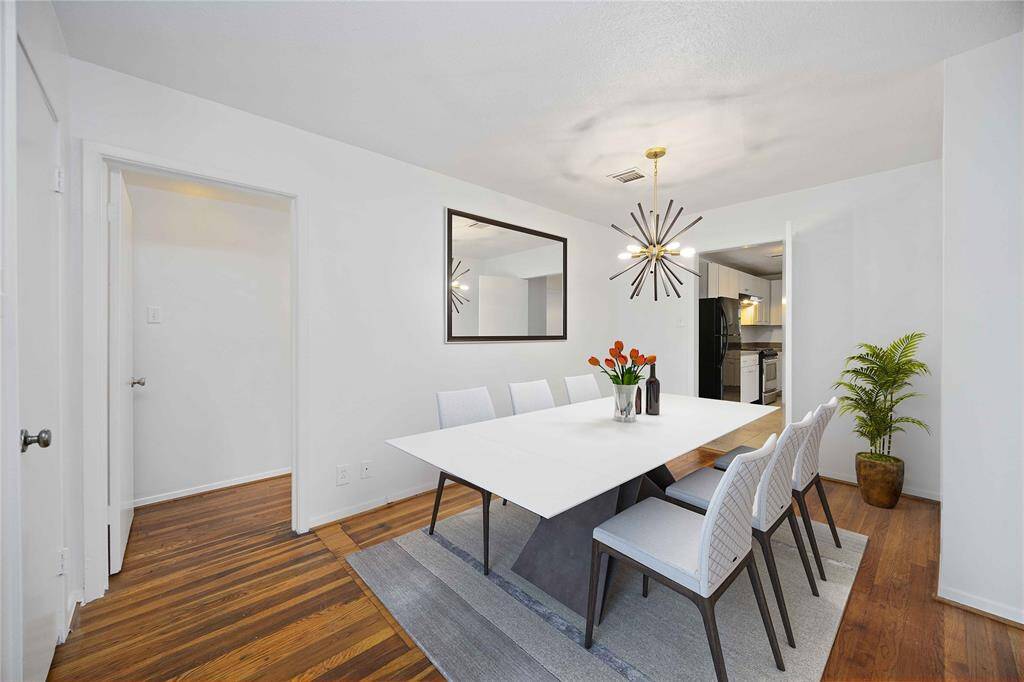 Virtually stage dining room