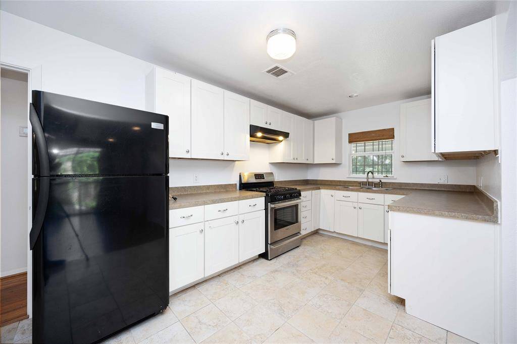 Neat and tidy kitchen