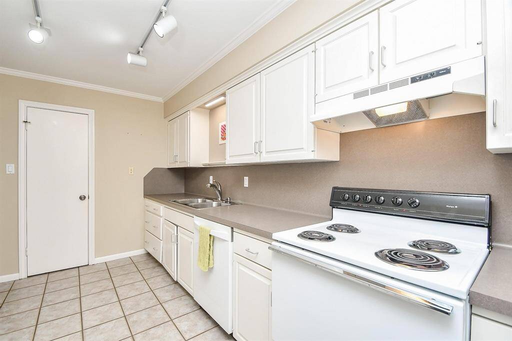 Another view of this lovely kitchen