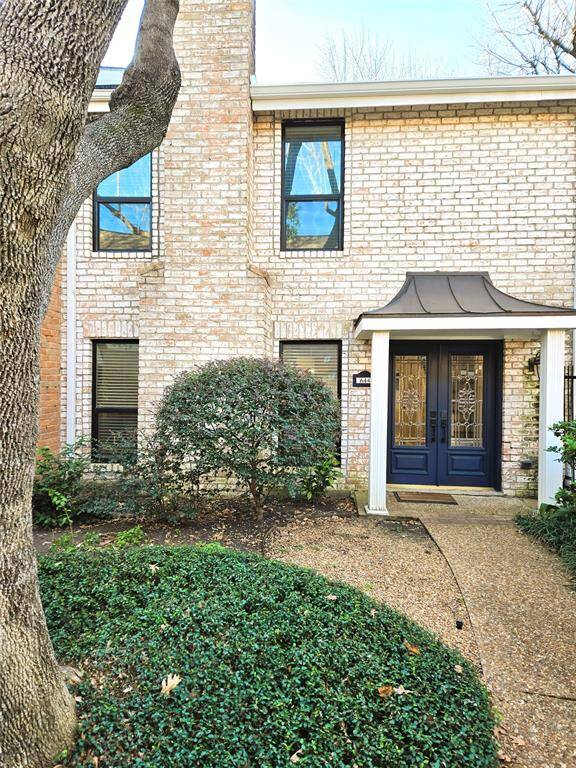 Front view from this quiet courtyard